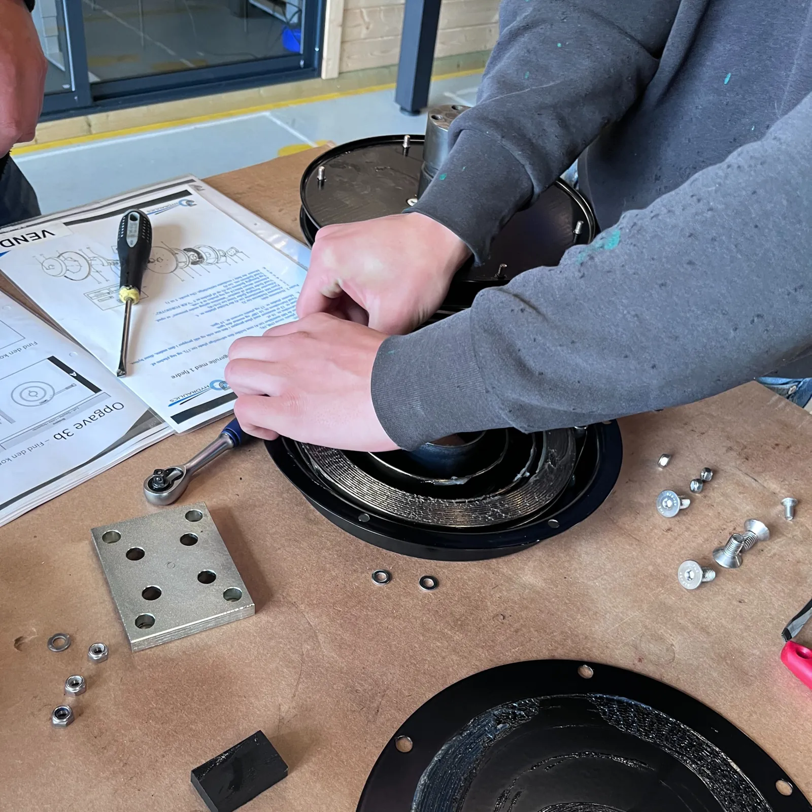 Deltager arbejder med hydraulik p&aring; kursus