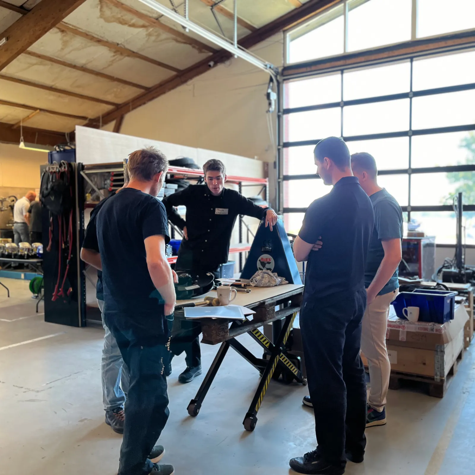 Deltagere samlet omkring undervisning