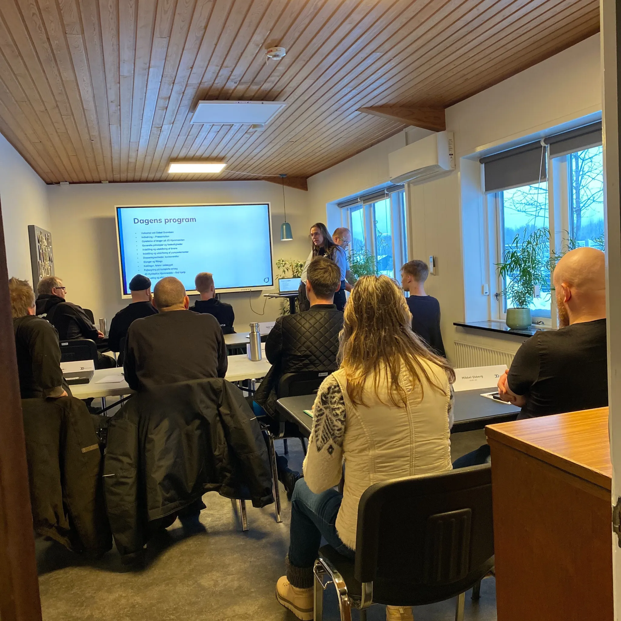 Deltagere samlet omkring undervisning