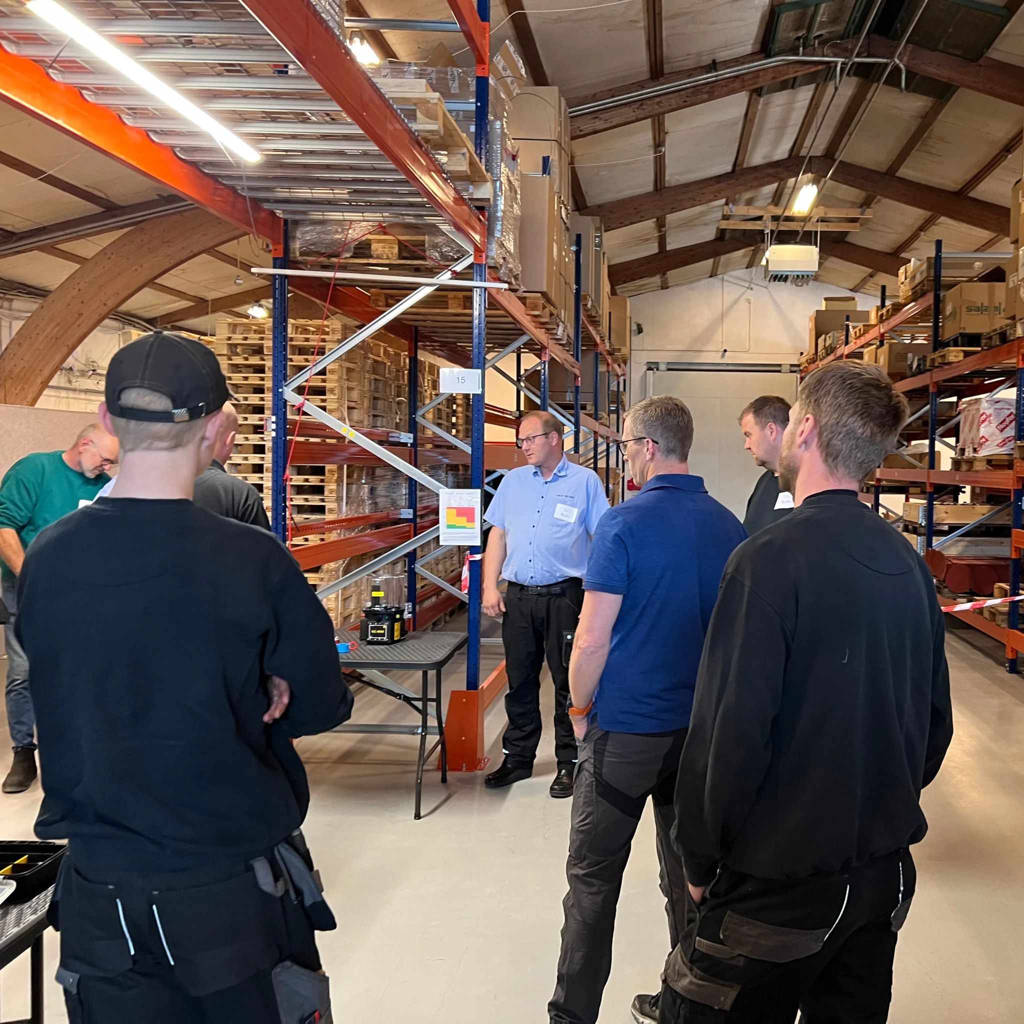 Deltager arbejder med hydraulik p&aring; kursus