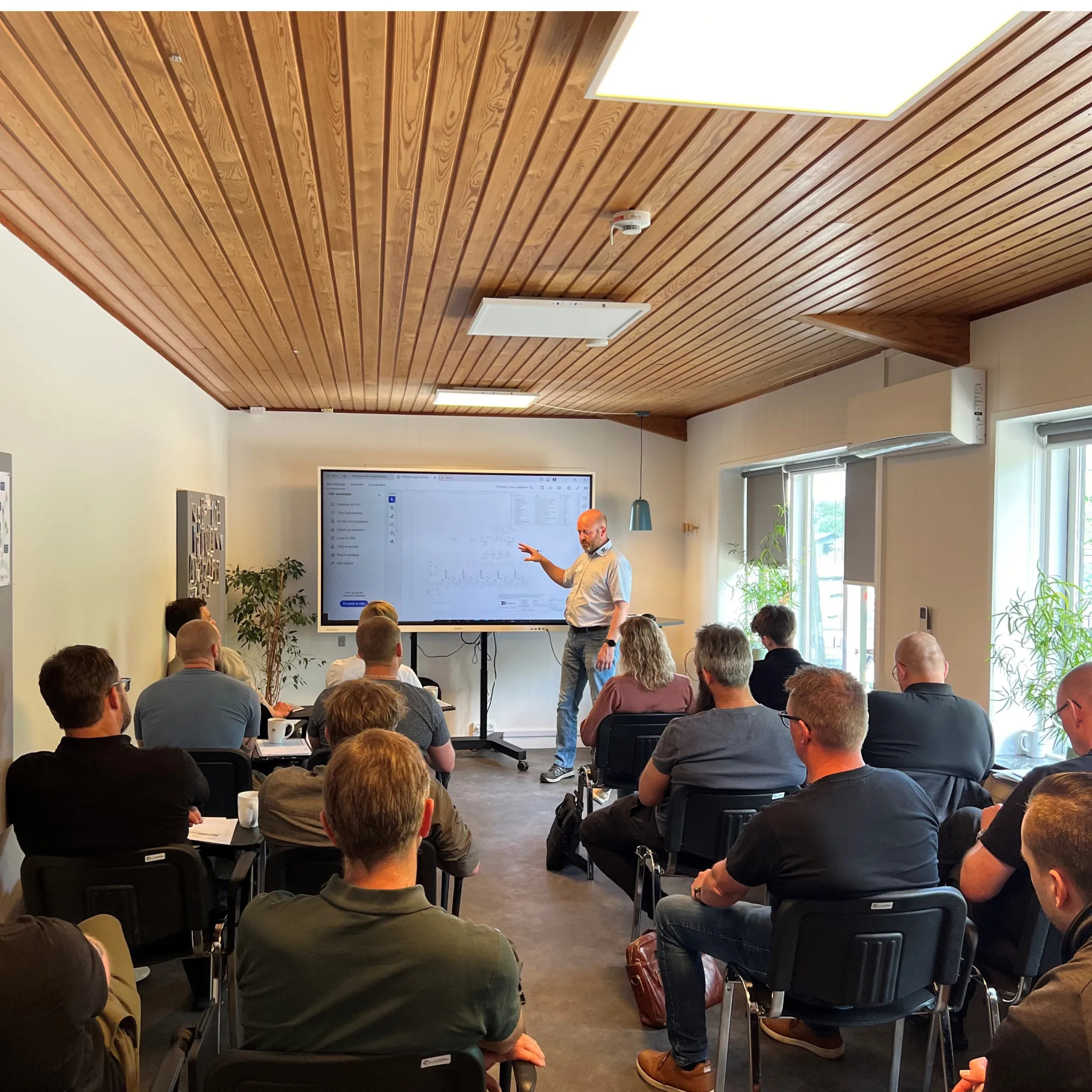 Deltagere samlet omkring undervisning