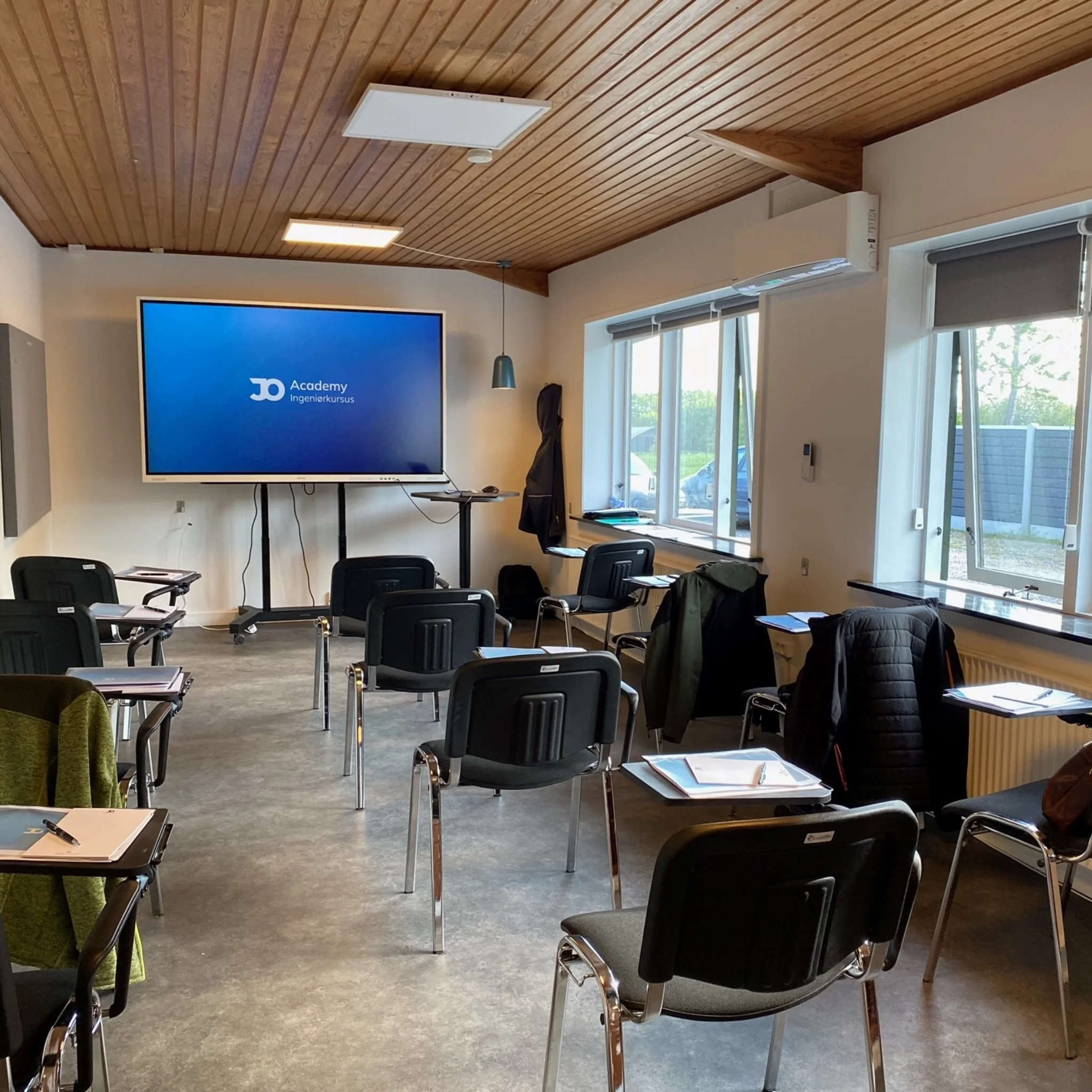 Deltager arbejder med hydraulik p&aring; kursus