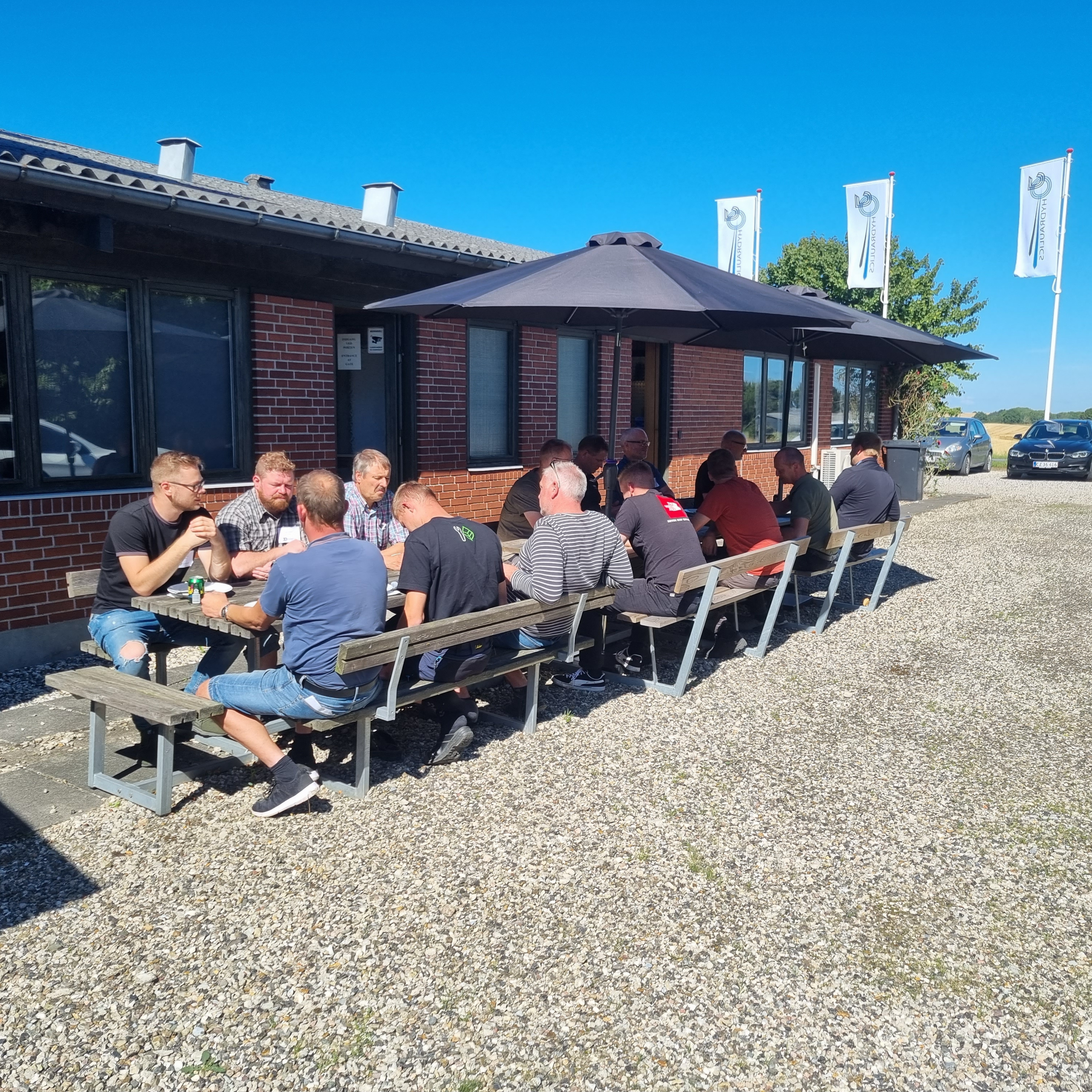 Deltagere samlet omkring undervisning