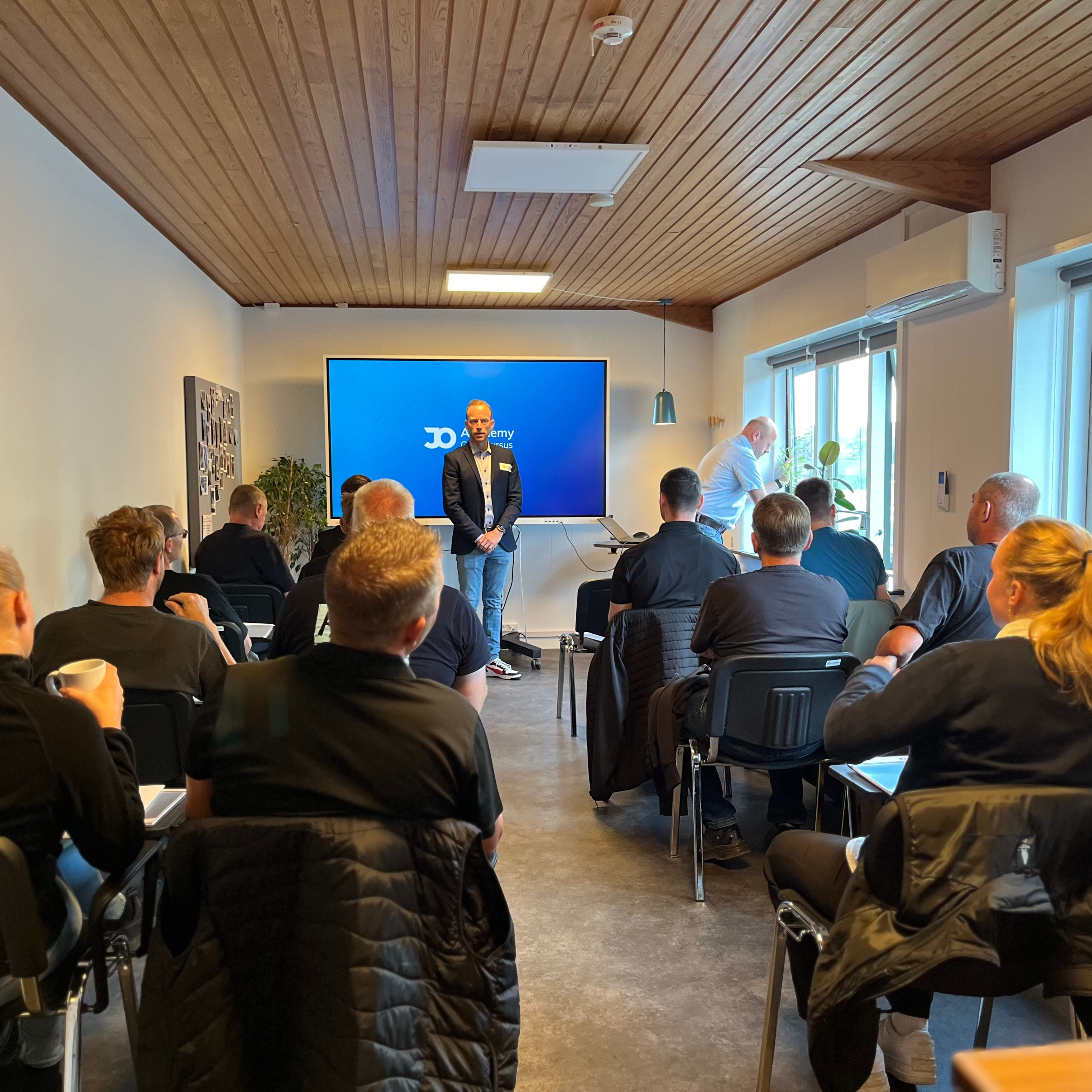 Deltager arbejder med hydraulik på kursus