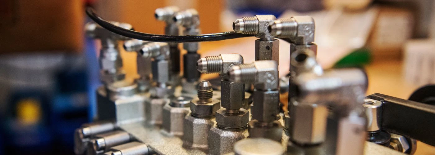 Din h&oslash;jt specialiserede samarbejdspartner p&aring; hydraulik, centralsm&oslash;ring samt slanger & fittings